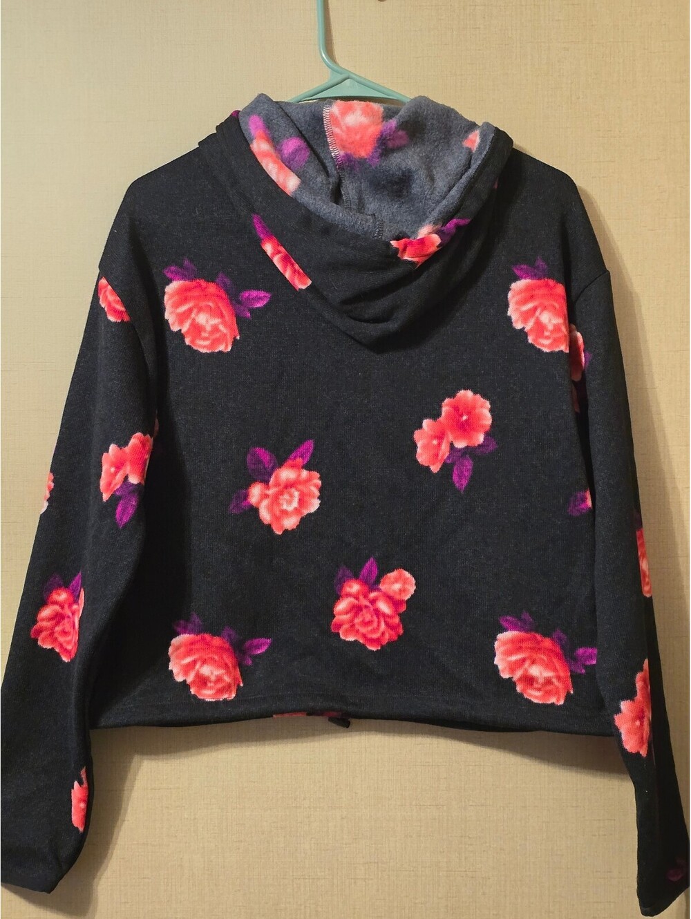 PINK Victoria's Secret Black Rose Floral Fleece Cropped Hoodie Size M - Picture 7 of 7